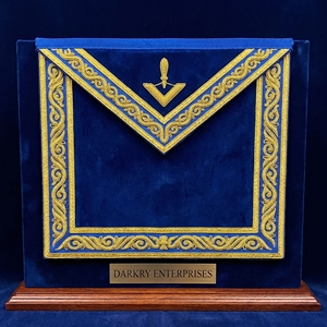 Tablier maçonnique personnalisé fait main en cuir blanc avec bordure en velours bordeaux et broderie en fil d'or, symboles des Piliers et du Compas, Régalia - Product Image 2