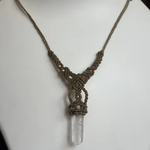 Collar de Macramé con Punta de Cuarzo Transparente Hecho a Mano - Joyería Curativa de Piedra de Cristal Natural - Colgante Estilo Boho para Mujer - Product Image 1