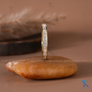 แหวนเพชรทรงเอเมอรัลด์คัทแบบเต็มวง ฝังเพชรแล็บโกรว์ ตัวเรือนทองคำแท้สีเหลือง ดีไซน์เรียบหรู ซ้อนกันได้ เหมาะสำหรับเป็นแหวนแต่งงานหรือแหวนครบรอบสำหรับผู้หญิง - Product Image 2