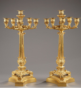 Candelabro central de oro regal con cuenco central y figura de diosa en relieve, disponible a precios de mayorista. - Product Image 4