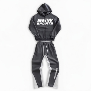 Ensemble de survêtement homme streetwear personnalisé pour l'hiver, comprenant un sweat à capuche zippé coupe oversize et un pantalon de survêtement évasé, en molleton bouclette avec impression sérigraphiée - Product Image 1