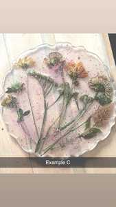 Plateau en résine fait main sur commande avec de vraies fleurs séchées et des poignées dorées modernes - Product Image 4
