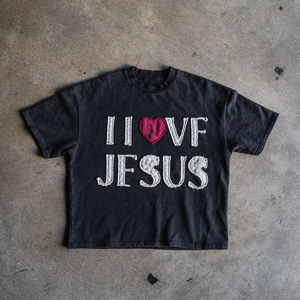 เสื้อสตรีทแวร์ทรงโอเวอร์ไซส์ แขนกลาง ตัดเย็บแบบครอป ทรงบ็อกซี่ ผ้าเทอร์รี่หนา 300 กรัม ผ้าฝ้าย 100%  ตกแต่งด้วยแพทช์  ทรงไหล่ตก  ล้างสีแบบแอซิด  ระบายอากาศได้ดี - Product Image 3