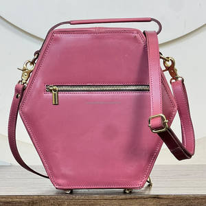 Sac bandoulière western en cuir véritable artisanal, motif cerise, forme hexagonale unique, pour femmes. - Product Image 5