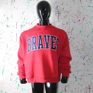 เสื้อสเวตเชิ้ตคอเต่า BRAVES สีแดง ปักลายสีน้ำเงิน 100% ด้วยด้ายคุณภาพสูง - Product Image 2