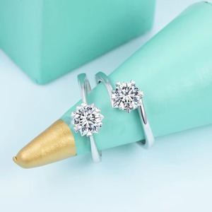 แหวนเพชรทรงเอเมอรัลด์ขายดีที่สุด ประดับอัญมณีในทอง 18K/14K – เครื่องประดับสำหรับวันครบรอบและโปรโมชั่นจากอินเดีย - Product Image 3