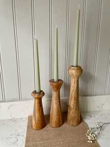 Juego de Portavelas Cónicos de Madera Hechos a Mano Curio Craft con Grabado en Relieve para Decoración del Hogar y Bodas - Product Image 2