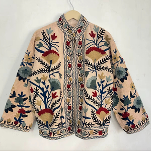 เสื้อแจ็คเก็ตสีเบจอ่อนลายซูซานี ปักมือด้วยผ้าฝ้ายลายดอกไม้สไตล์โบฮีเมียน เสื้อคลุมสไตล์ชาติพันธุ์สำหรับผู้หญิง คอตั้งแบบดั้งเดิม - Product Image 1