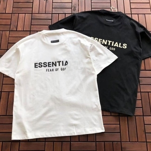 Camiseta de Manga Corta con Cuello Redondo para Hombre Fear of God Essentials, Negra y Blanca, de Algodón, Estilo Urbano, con Diseño de Letras Impresas - Product Image 1