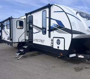 Roulottes de voyage d'occasion 2020, 2022, 2023 - 33BG / 26RL - Forest River Alpha Wolf Camper - Roulottes et camping-cars disponibles - Product Image 2