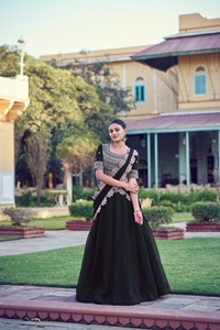 Conjunto de Saree de Seda Satinada Negra con Blusa Pesada y Bordado de Lentejuelas Moti, Traje Indio para Bodas y Fiestas - Product Image 1