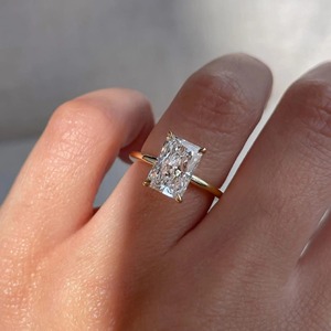 Anillo de Diamante Cultivado en Laboratorio con Corte Radiante y Diseño Elegante en Oro Amarillo, Anillos de Diamantes Finos con Certificación IGI y Claridad VVS - Product Image 5