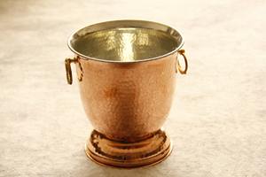 Enfriador de hielo martillado versátil con asas laterales redondas, perfecto para entretenimiento en el hogar, bodas y eventos especiales. - Product Image 2