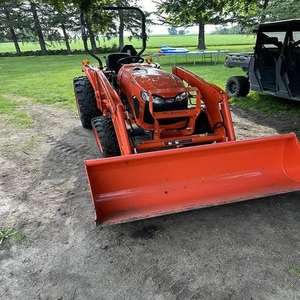 Tracteur utilitaire compact Kubota L3902 avec traction 4x4, moteur diesel performant, performance hydraulique, attelage trois points - Product Image 2