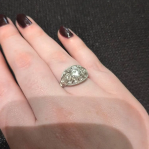 Bague de fiançailles de luxe en or 18 carats avec diamant de laboratoire taille émeraude de 2,00 carats, style Art Déco édouardien, certifiée IGI, provenant d'une collection antique des années 1910 - Product Image 2