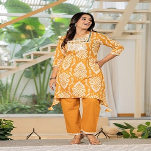 Kurta de Algodón Puro con Estampados Étnicos y Adornos de Espejo, con Pantalón - Product Image 1