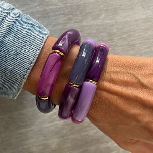 Bracelets en résine tendance de couleur violette avec accents plaqués or, bijoux de mode unisexe de qualité supérieure - Product Image 2