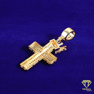 Collier pendentif croix entièrement serti de diamants Moissanite VVS et avec détail couronne en argent sterling 925 - Product Image 6