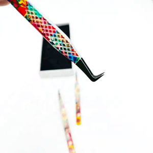 Pince à épiler incurvée pour sourcils, en plastique, tendance, durable, outil de précision avec poignée à motifs colorés - Product Image 1
