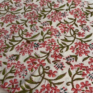 Tela de Algodón con Estampado Floral Rosa, Base Blanca, Textil Estampado a Mano con Bloques Indios - Product Image 1
