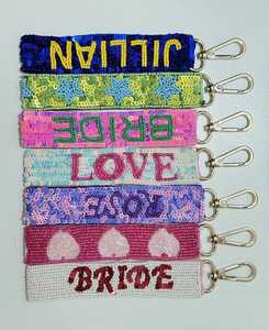 Porte-clés personnalisé brodé à la main avec perles et sequins, cadeau de mariage pour la mariée, breloque nominative personnalisée, crochet en feutre sur mesure - Product Image 2
