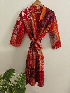 Robe kimono en soie Kantha, longue veste kimono patchwork, peignoir unisexe bohème - Product Image 1