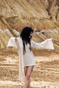 Vestido Túnica Asimétrico de Algodón Tejido a Mano en Color Beige, Estilo Boho Etéreo, Suave y Transpirable, Atuendo de Verano - Product Image 4