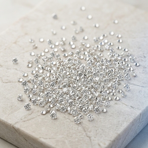 Diamantes Sintéticos HPHT de Alta Demanda, de 0.90mm a 1.30mm, VVS VS EF, Precio al por Mayor, Paquete Suelto para Fabricación de Joyas - Product Image 1