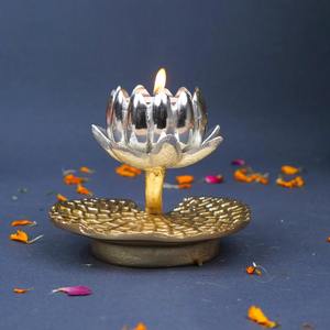 La finition dorée riche des porte-bougies amplifie la réflexion de la lumière, permettant à une petite flamme de illuminer efficacement un espace plus large. - Product Image 6