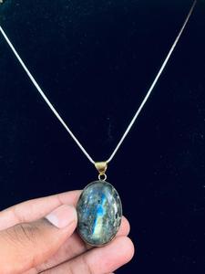Colgante de Joyería de Moda de la Colección Vintage, con Labradorita Natural de Forma Ovalada y Efecto Fuego Intenso, en Montura de Latón Chapado en Oro - Product Image 3