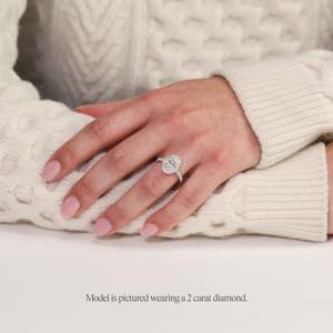 Bague de fiançailles ovale sertie halo pavé, avec pierre centrale de plus d'un carat, en or jaune, blanc, rose et platine 18 carats. - Product Image 5