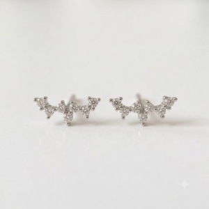 Boucles d'oreilles minimalistes en or jaune 14K 18K avec diamants de laboratoire ronds, clous d'oreilles incurvés, monture unique en grappe, puces de diamants délicates - Product Image 3