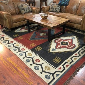 Tapis de salon rectangulaire en laine tufté à la main, motif géométrique, écologique, à poils moyens, avec envers en latex, nettoyage localisé, par Krafterscustom - Product Image 1