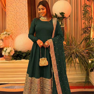 Vestido narkali de diseñador con trabajo de lentejuelas y dupatta de georgette Fox con borde de encaje listo para usar, conjunto completo de tres piezas. - Product Image 1