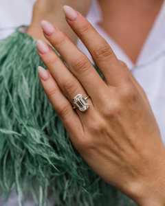 Anillo de halo solitario de lujo con diamante de corte esmeralda de 4.01 quilates cultivado en laboratorio con oro macizo de 14 quilates, regalo para fiesta de compromiso o boda para tu pareja - Product Image 4