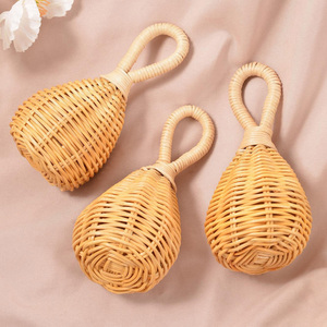 Venta al por mayor de sonajeros de madera natural para bebés pequeños sacudiendo la mano de ratán sonajero de madera de juguete al por mayor de Vietnam - Product Image 1
