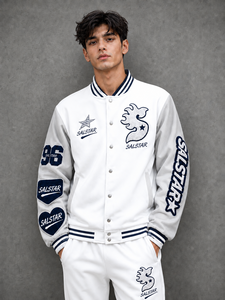 เสื้อแจ็คเก็ตวาร์ซิตี้แบบกำหนดเองสำหรับผู้ชาย เสื้อแจ็คเก็ตเบสบอลแบบ Letterman สีขาว ตัวเสื้อทำจากผ้าขนสัตว์ แขนเสื้อทำจากหนังสีเทา ปักลายปะติด แจ็คเก็ตบอมเบอร์ - Product Image 1