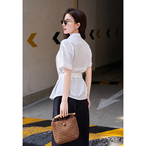 Camisa Casual Blanca Asimétrica con Cinturón para Mujer, Manga Corta, Cuello Camisero, Cómoda, de Algodón y Poliéster, Verano, ODM OEM SILAS - Product Image 4