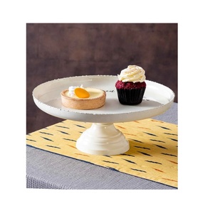 แท่นวางเค้กโลหะบริสุทธิ์กล่องสีขาวสำหรับตกแต่งและตกแต่งโลโก้ออกแบบได้ตามต้องการ - Product Image 1