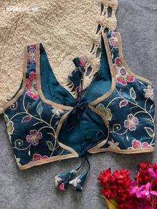 Blouse femme de qualité supérieure, dorée, ornée de fleurs et de dentelle, sans manches, rembourrée et dos fantaisie. - Product Image 6