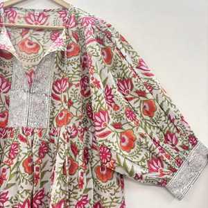 Tunique en coton écologique à imprimé floral fait main, col en V, manches 3/4, ourlet à volants en dentelle, lavable, taille naturelle - Product Image 2