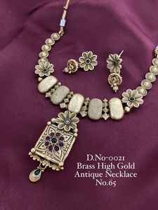 Conjunto de collar nupcial de latón dorado antiguo con diseño floral y pendientes a juego - Product Image 3