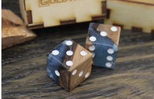 Ensemble de dés de jeu décoratifs écologiques en résine et bois rayé poli, artisanal, en bois naturel et résine pour jeux de table - Product Image 2