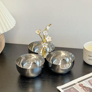 Plats de service modernes en métal à double compartiment avec poignée en forme de fleur dorée, finition argentée polie, pour la table et les cadeaux - Product Image 5