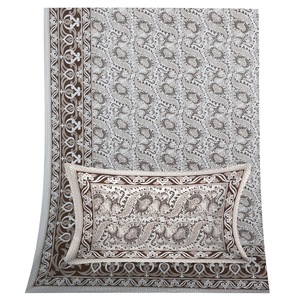 VILAKSH ENTERPRISES Ensemble de housse de couette en coton pur à imprimé floral, housses d'oreiller 108x108cm, 400TC, sans plis, usage domestique classique, 7 pièces - Product Image 2