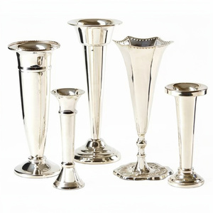 Vase à fleurs haut de gamme en métal traditionnel pour la décoration de la maison, vase moderne dernier cri pour un style luxueux, grande décoration de vase - Product Image 1