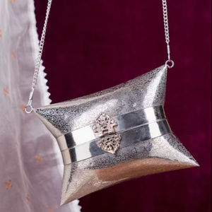 กระเป๋าคลัทช์ทองเหลืองคลาสสิก ดีไซน์หรูหราแบบดั้งเดิมสำหรับสุภาพสตรี กระเป๋าคลัทช์ทองเหลืองสไตล์ชาติพันธุ์ ดีไซน์สวยงาม ราคาประหยัด - Product Image 3