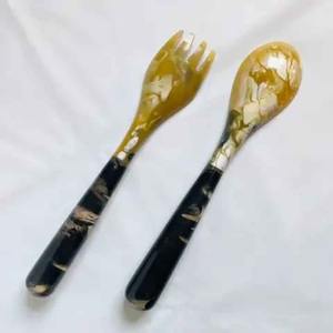 Dúo de Cucharas para Ensalada y Servir de Resina Hechas a Mano, Vajilla de Lujo Sostenible para Cocinas Modernas, Fiestas y Regalos - Product Image 4