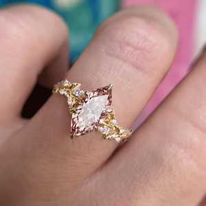 Bague en or jaune 14 carats avec diamant rose vif de 2,02 carats de taille marquise, cultivé en laboratoire, motif floral, pour mariage, demande en mariage, cadeau pour les amoureux - Product Image 4