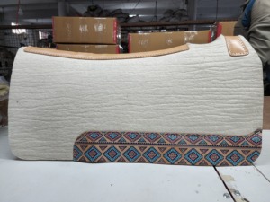 Tapis de selle en feutre de laine Western profilé avec bordure en cuir absorbant les chocs pour l'équitation sur sentier et à la ferme - Product Image 2